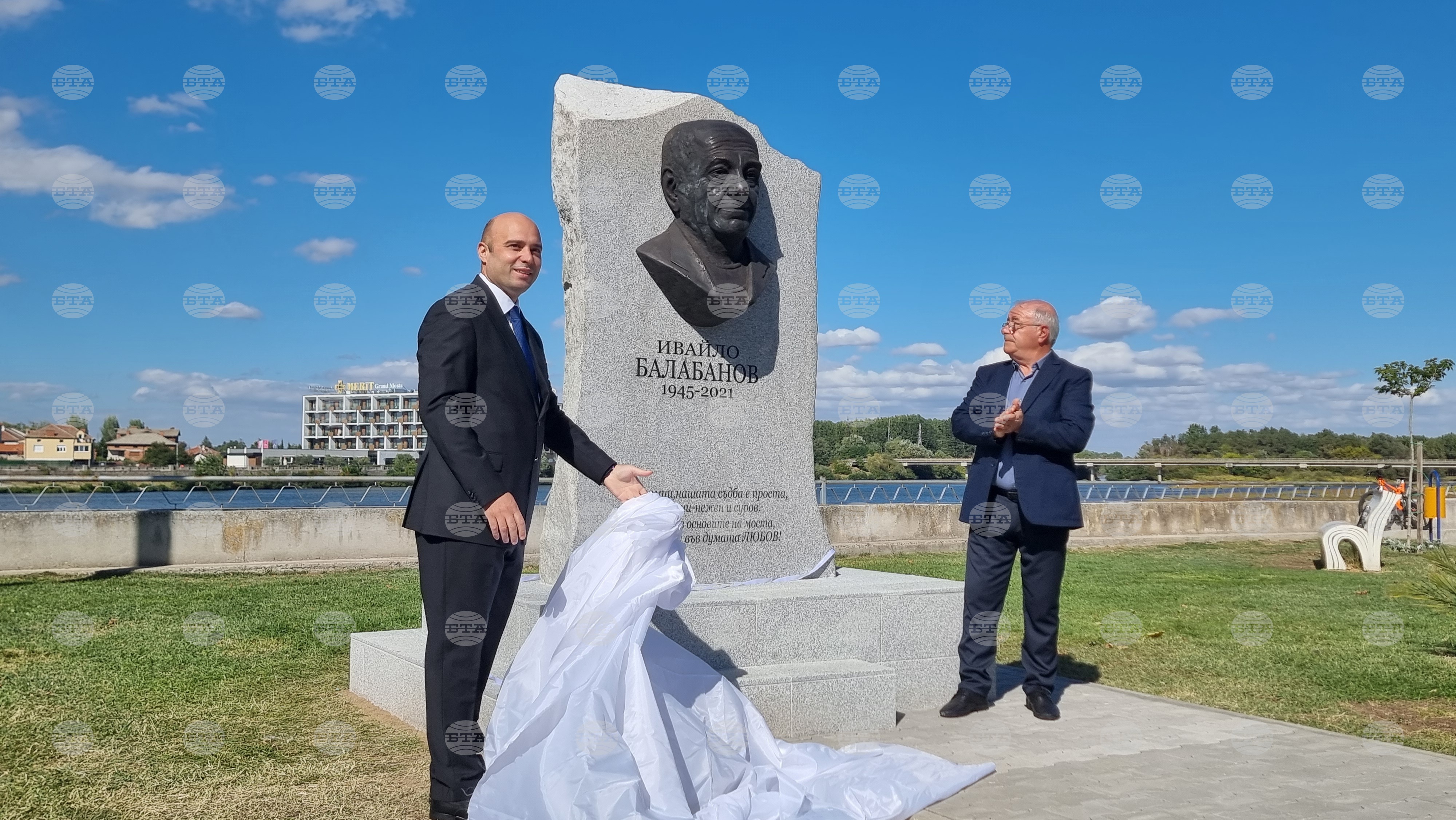 Паметник с барелеф на поета Ивайло Балабанов бе открит в Свиленград