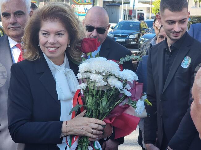 Държавата трябва да върне доверието в институциите и да подкрепи младите хора, каза в Дупница кандидатът за президент Илияна Йотова