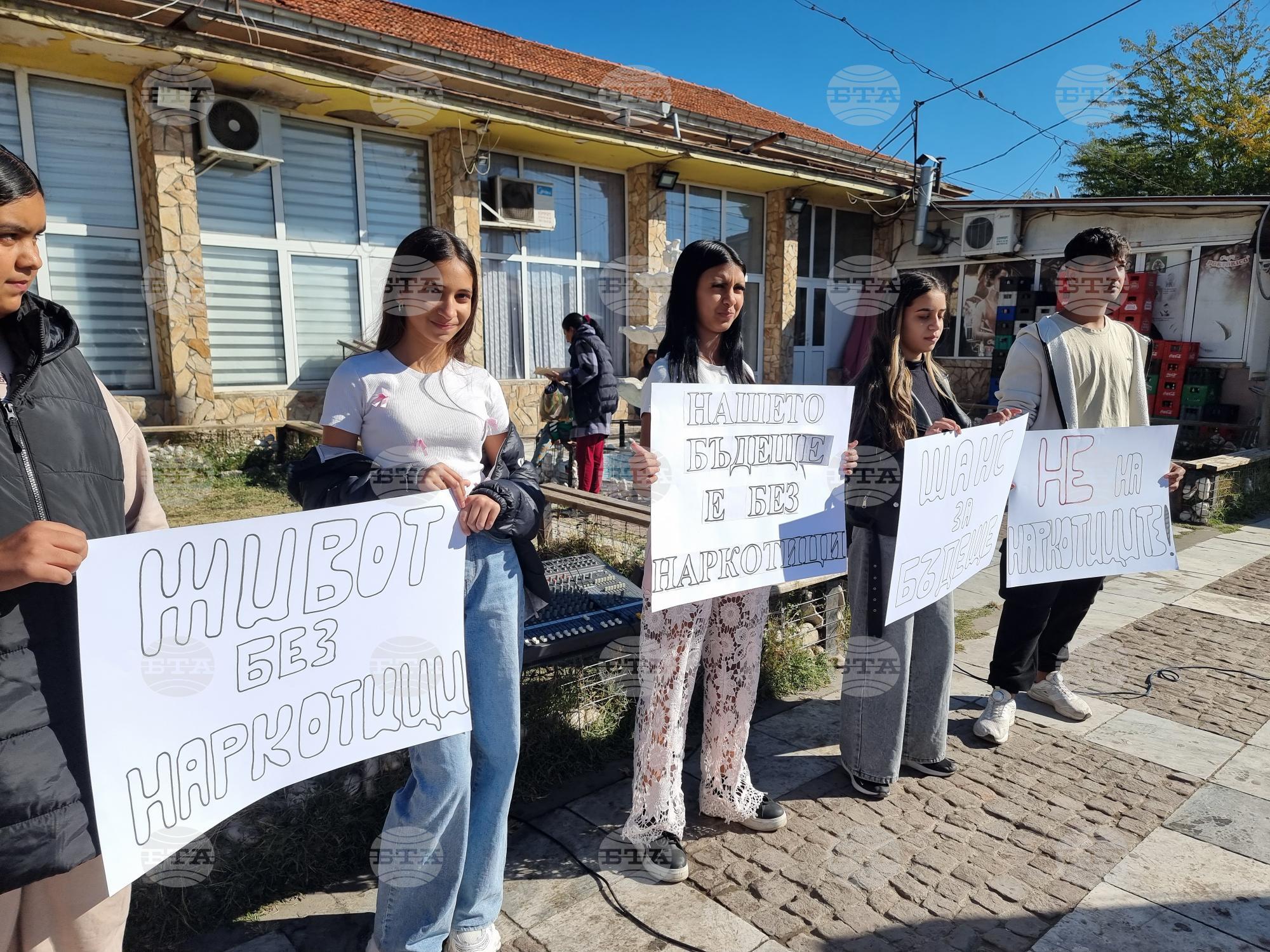 Местната общност в ромския квартал „Изток“ в Кюстендил излезе на мирен протест срещу наркотиците