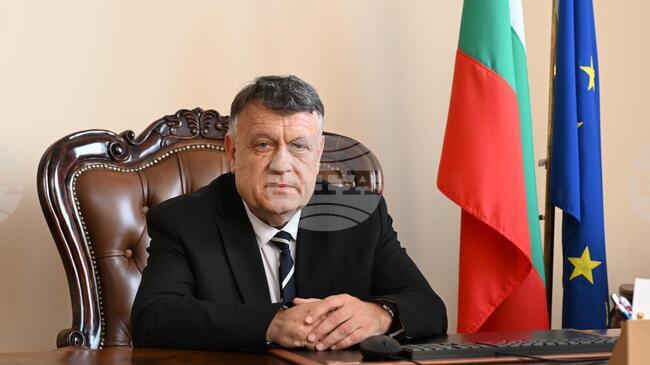 Значението на учителската професия не се измерва само с постигнатото днес, а и с онова, което остава след години, казва министър Георги Вълчев по случай Международния ден на учителя