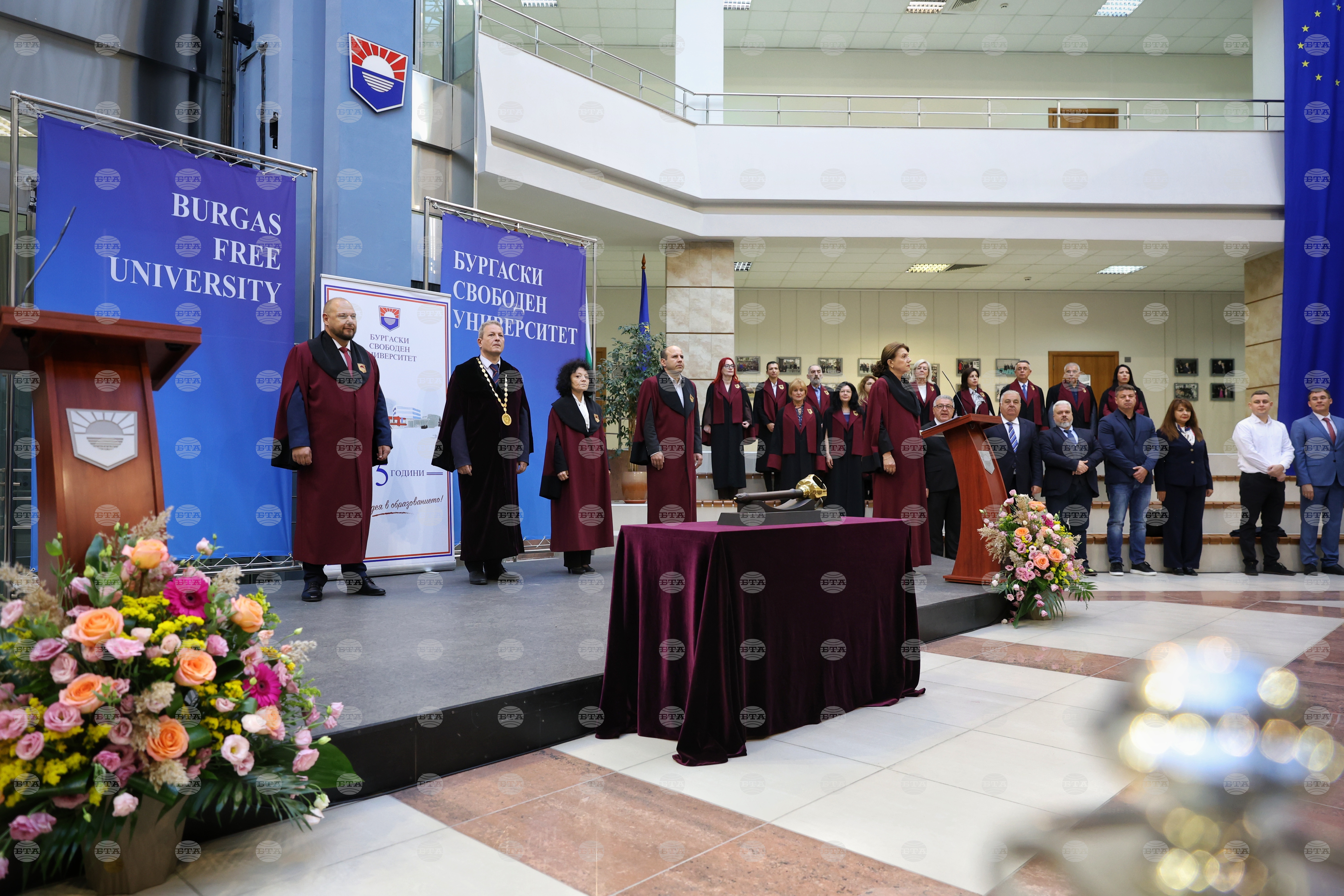 Светлина, свобода и свързаност – това обещаваме на нашите студенти, каза по повод новата академична година ректорът на БСУ проф. д-р Милен Балтов
