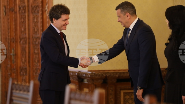 Социалдемократическата партия иска да бъде част от решението, каза лидерът й Сорин Гриндяну след консултациите при президента Никушор Дан