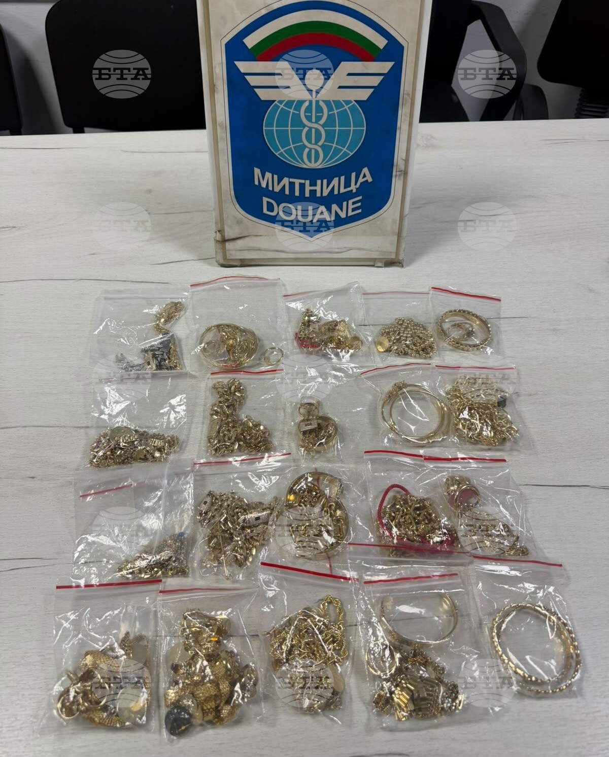 Румънска гражданка е обвинена за недекларирано пренасяне на близо килограм златни изделия през ГКПП „Капитан Андреево“