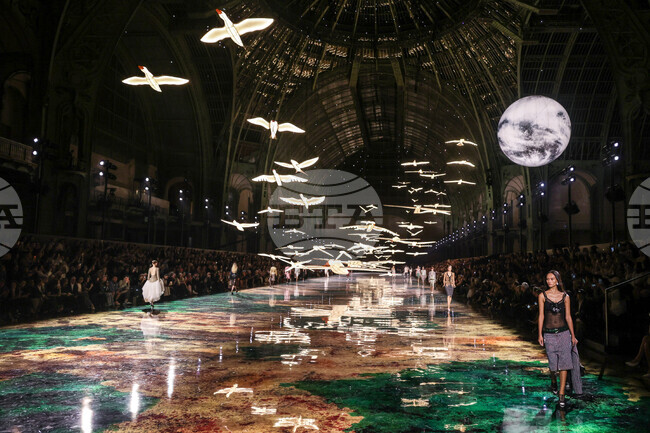 Paris Fashion Chanel Womens S/S 27