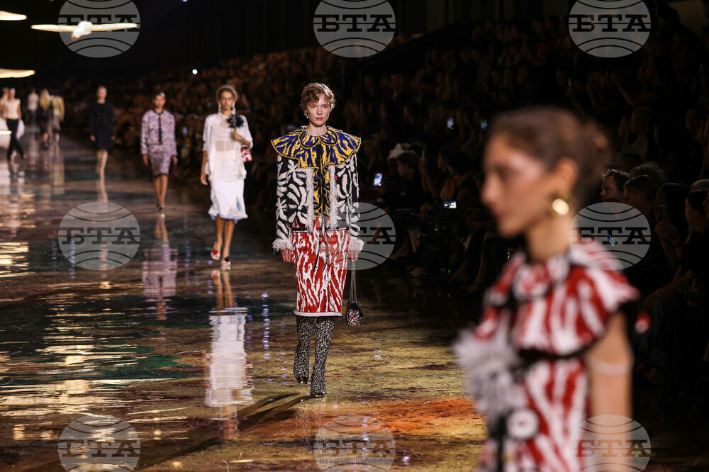 Paris Fashion Chanel Womens S/S 27