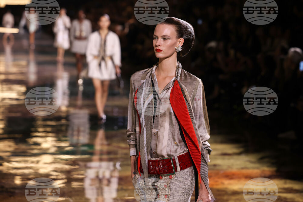 Paris Fashion Chanel Womens S/S 27