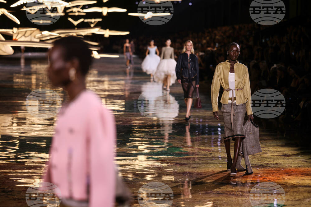 Paris Fashion Chanel Womens S/S 27
