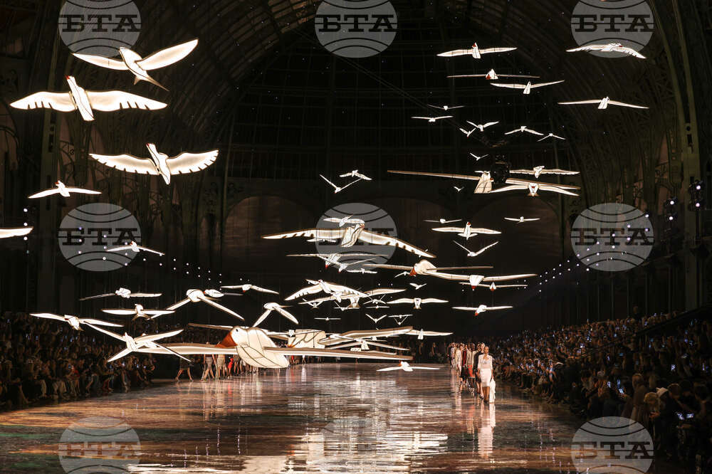 Paris Fashion Chanel Womens S/S 27