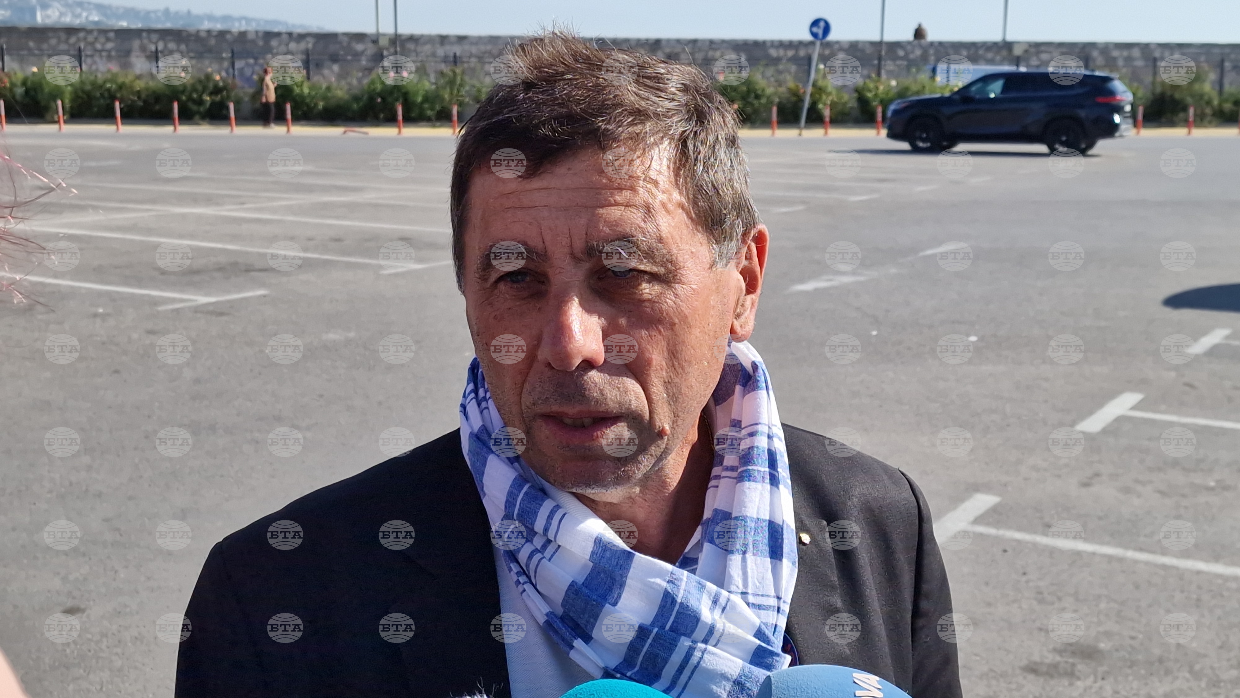 Дрейфуващият кораб, който беше ударен от дрон, трябва да бъде под наблюдение, каза кап. Димитър Димитров