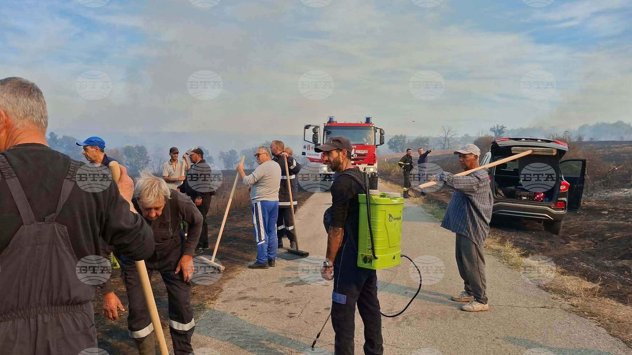 Пожарът в крайграничната община Болярово се разраства на три фронта, в гасенето се включи и военен хеликоптер