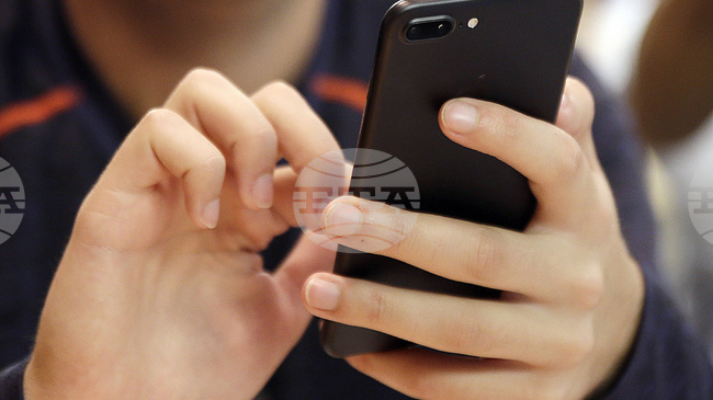 Швейцарците все по-често плащат със смартфон, мобилните разплащания изпреварват картите и кеша, според проучване на „Виза“ 