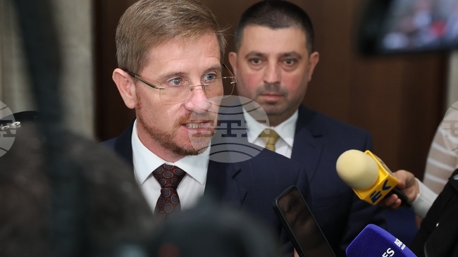 Нелепо е, че премиерът не знае какво е превозвал единият от корабите, ударен от дрон, заявиха от „Възраждане“