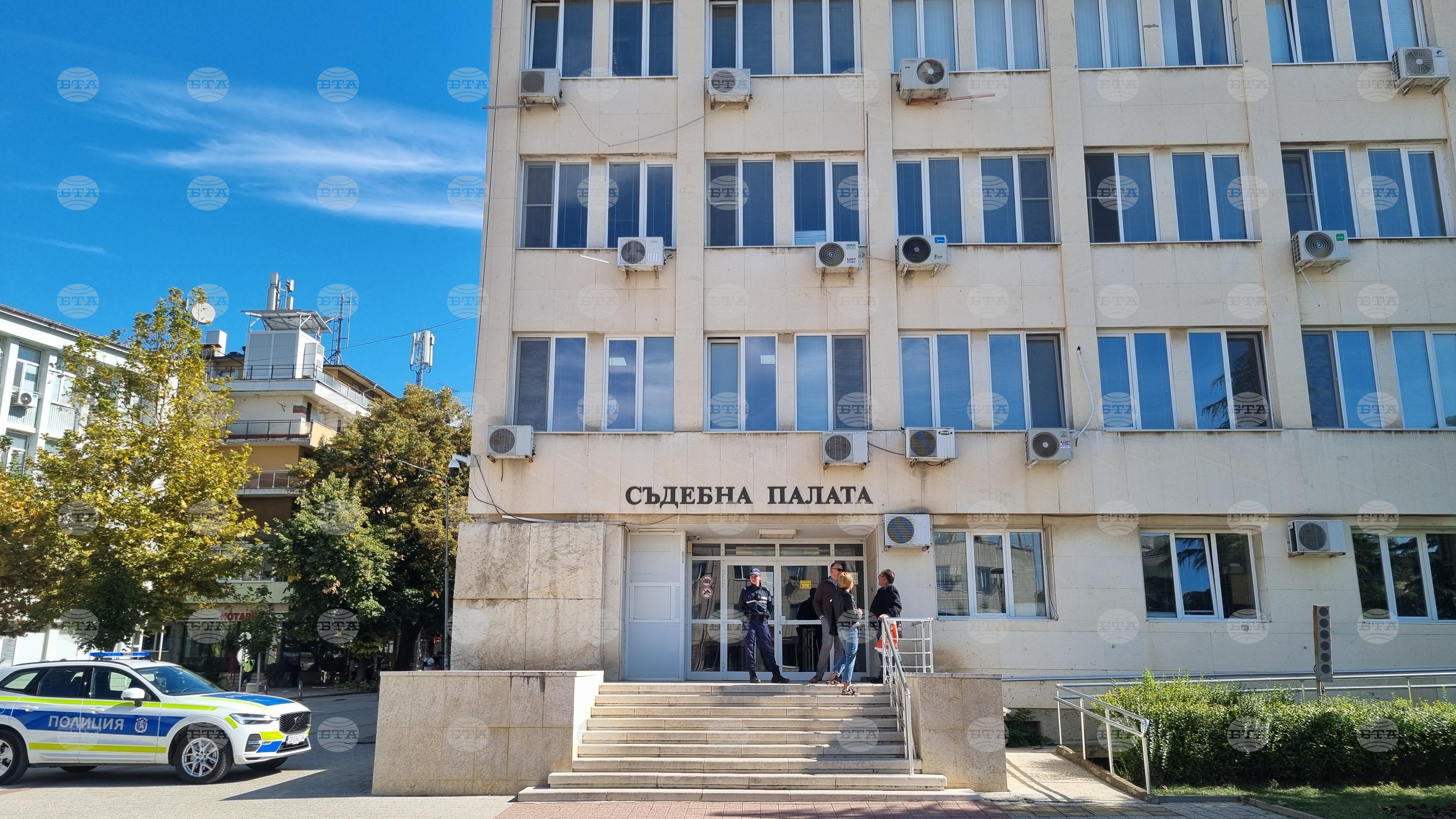 Сигнали за поставени взривни устройства са получени в три институции в Търговище