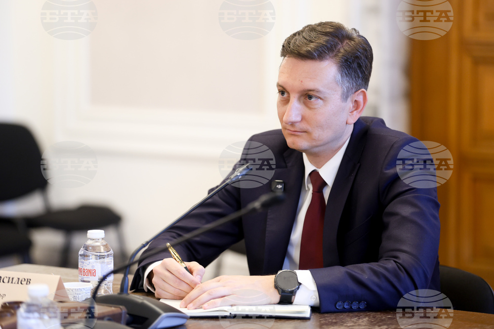 Извадката от 10 изборни машини за проверка е по желание на проверяващите екипи, каза министърът на иновациите Иван Василев в ресорната парламентарна комисия