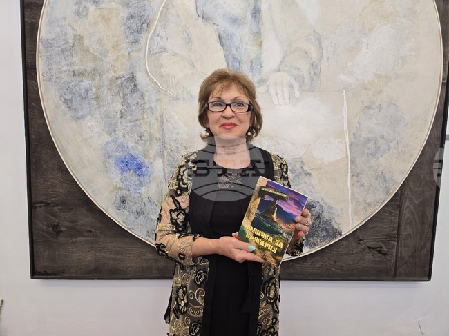 Валентина Атанасова представи в Плевен поетичната си книга „Поличба за България“
