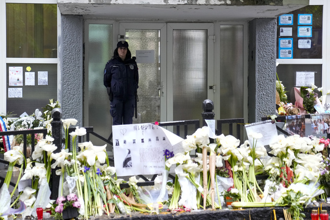 Родители на убитите ученици на 3 май в училище в Белград поискаха да бъде създаден мемориален център в памет на убитите деца