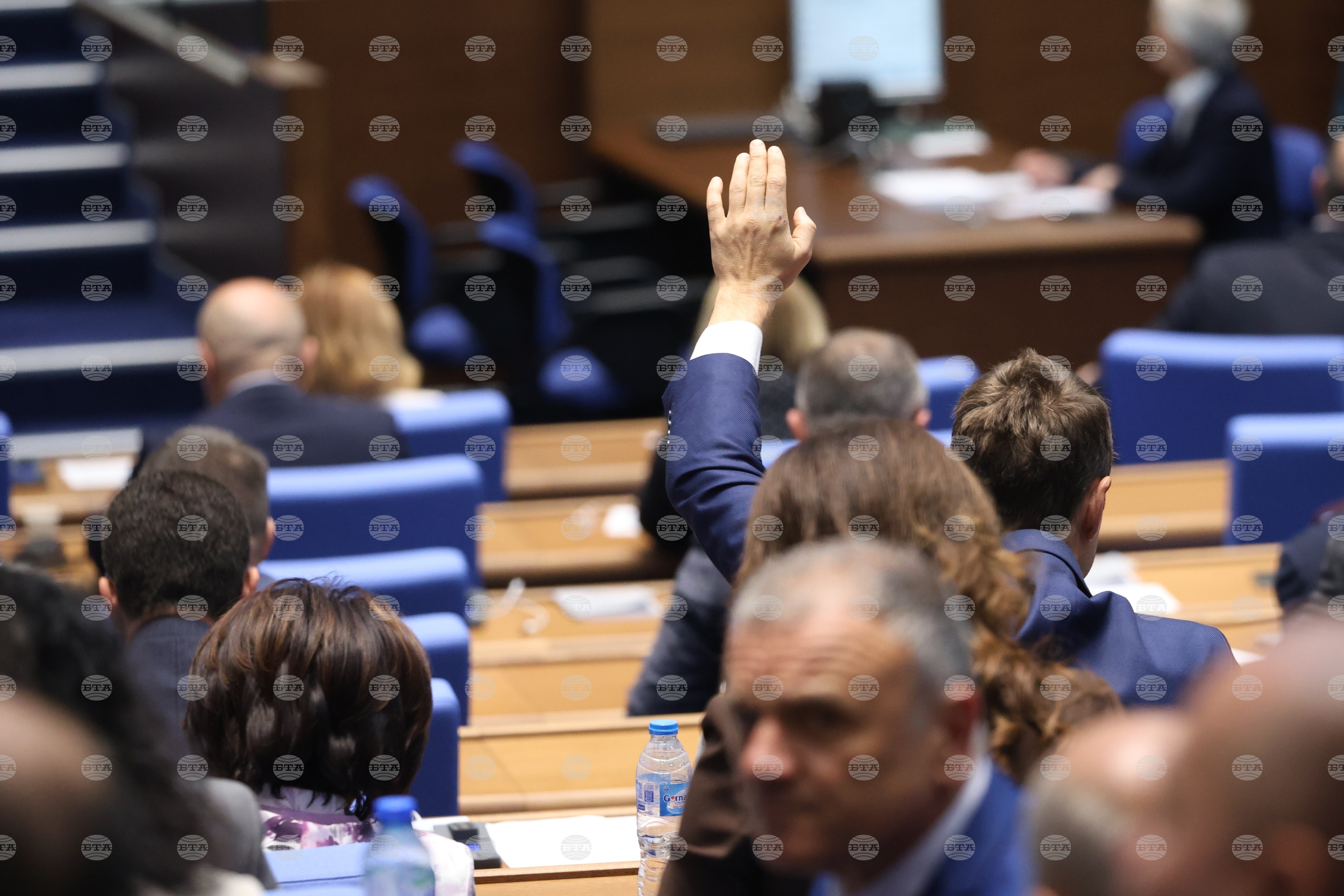 Парламентът изслушва Иван Демерджиев за обществените поръчки за мантинели, отхвърлено беше искането на ДПС за изслушване и на още двама министри