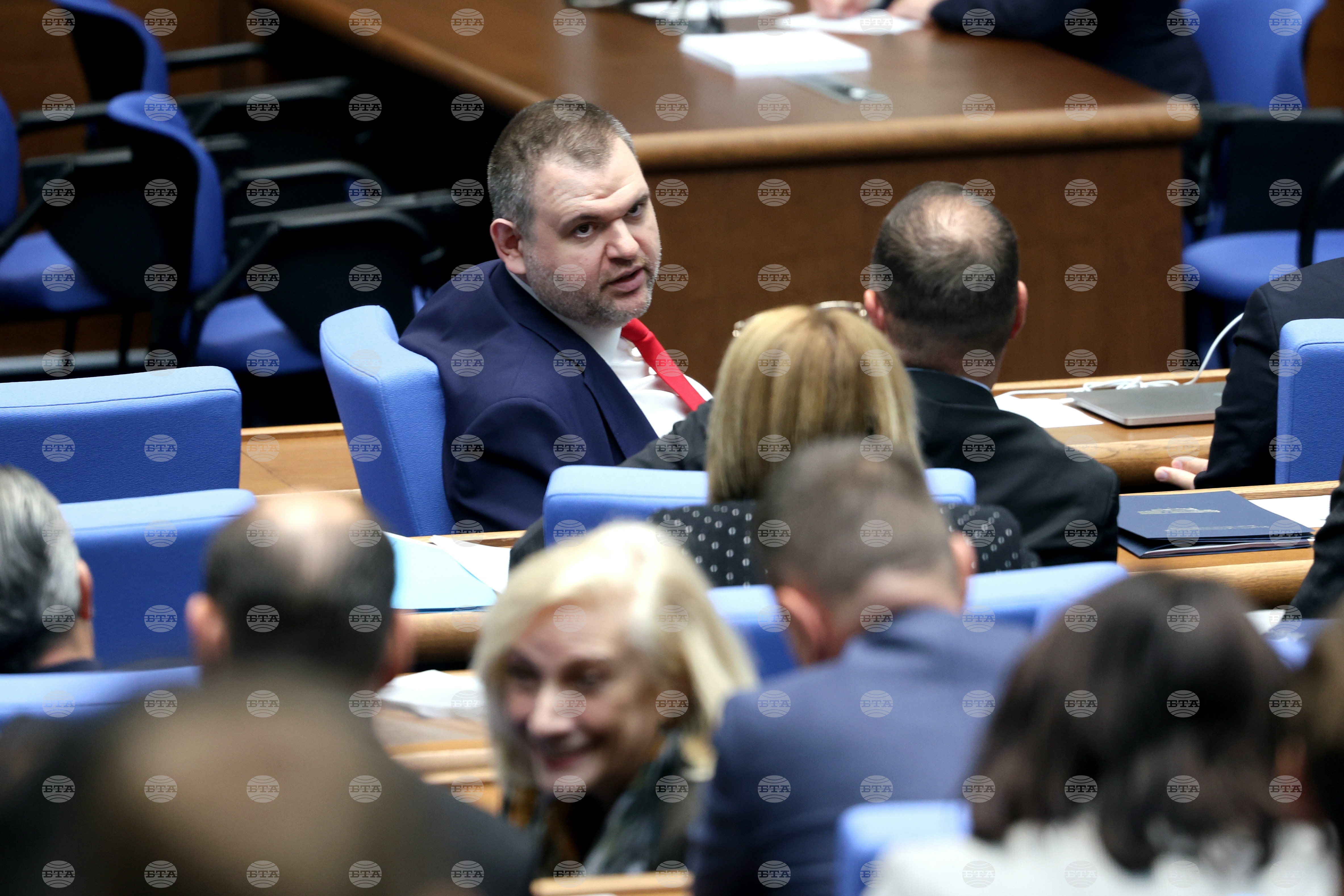 Опитът на министър Шишков да "замете" въпросите ни за съмнителни схеми при поръчките за мантинели е несръчен кризисен пиар, казаха от ДПС