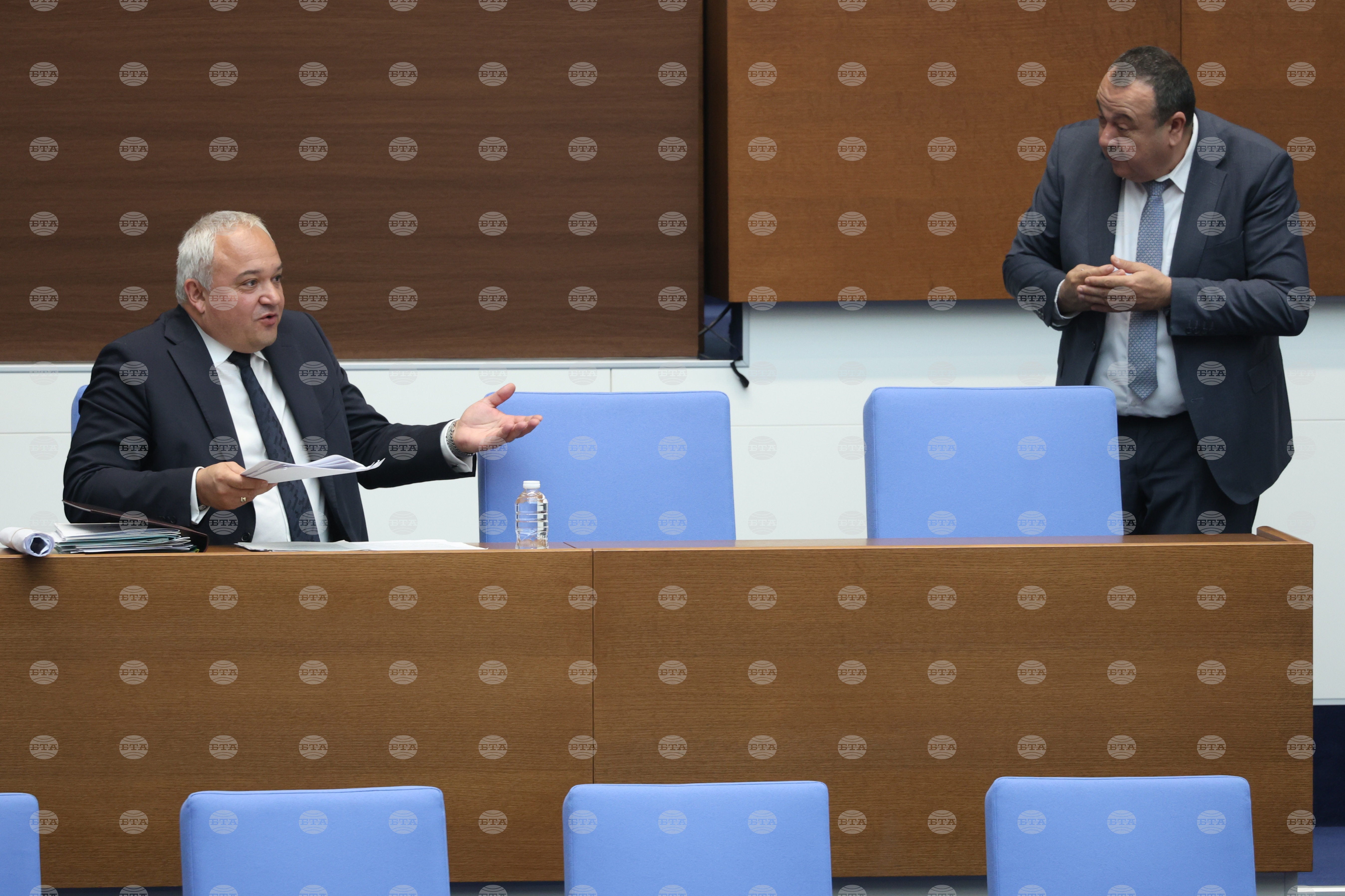Министър Демерджиев каза, че е подал сигнал до НАП за проверка на твърденията, че полетите на Пеевски са платени със семейни средства