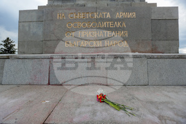 Паметник на Съветската армия - плоча - възстановена