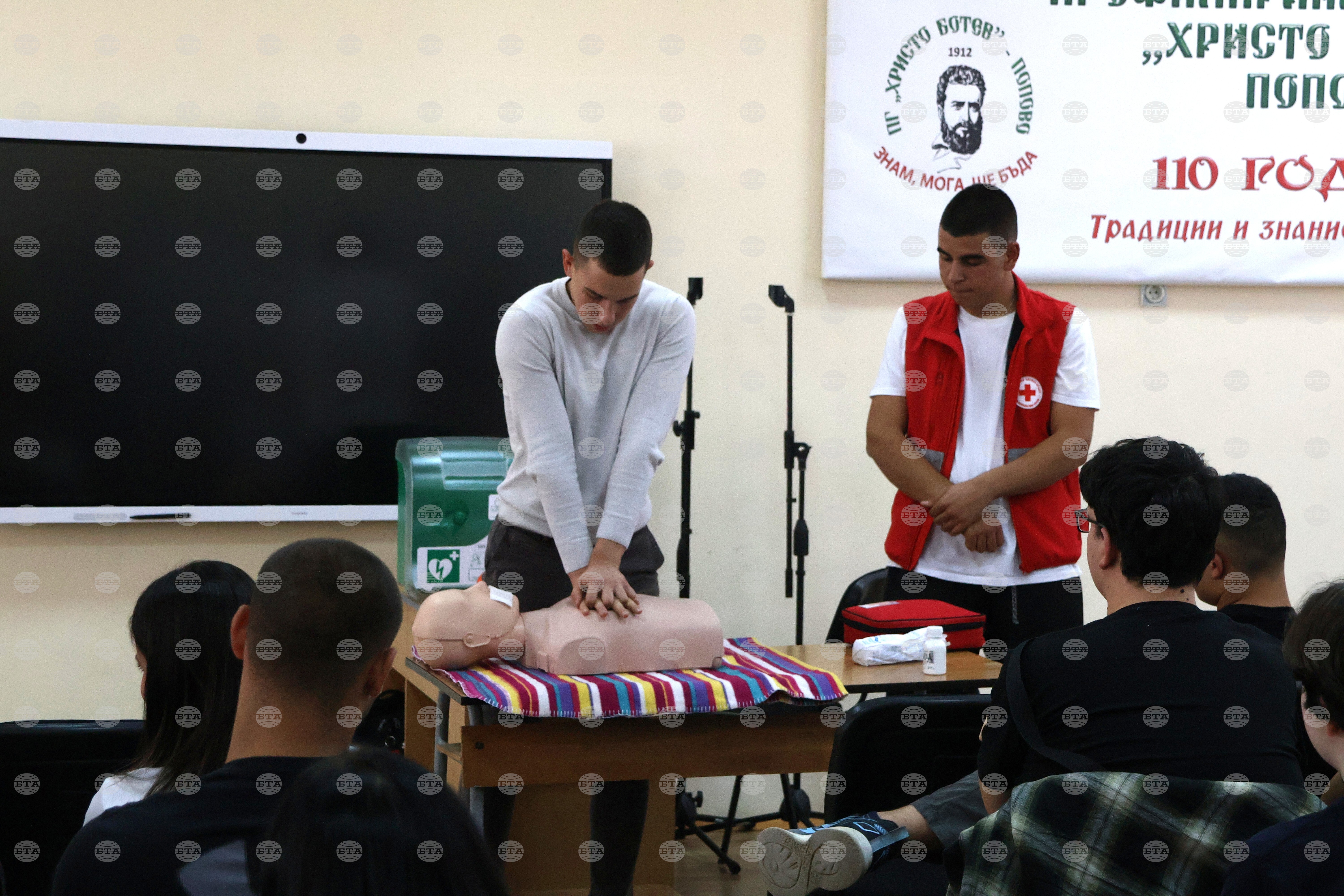 С автоматичен дефибрилатор разполага Профилирана гимназия „Христо Ботев“ в Попово