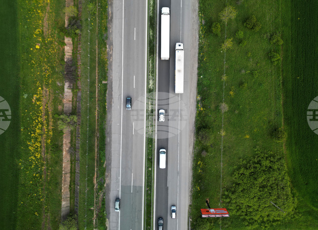 В края на седмицата е възможно движението на камиони да се пренасочва по обходни маршрути в района на тунелите „Топли дол“ и „Правешки ханове“