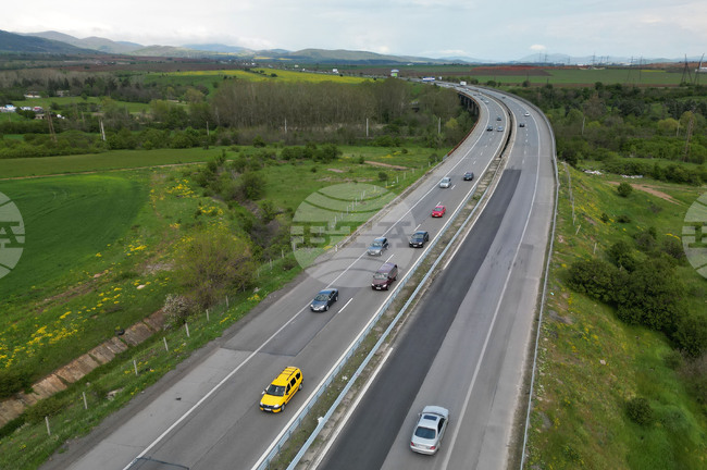 Утре ще бъде ограничено движението между км 0 и 8-и км на АМ „Хемус“ заради премахване на крайпътна растителност