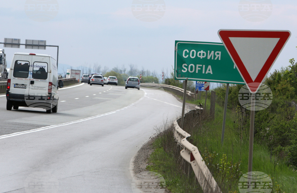 До неделя е възможно движението на камиони над 12 т да се пренасочва по обходни маршрути при тунелите „Топли дол“ и „Правешки ханове“