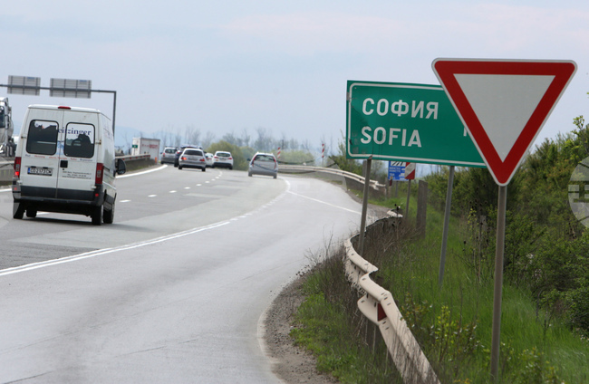 До неделя е възможно движението на камиони над 12 т да се пренасочва по обходни маршрути при тунелите „Топли дол“ и „Правешки ханове“