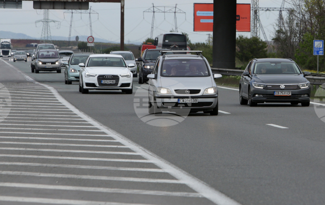 До 17 октомври се ограничава движението в посока София в активната лента в 200-метров участък при 38-ми км на АМ „Хемус“, съобщиха от АПИ 