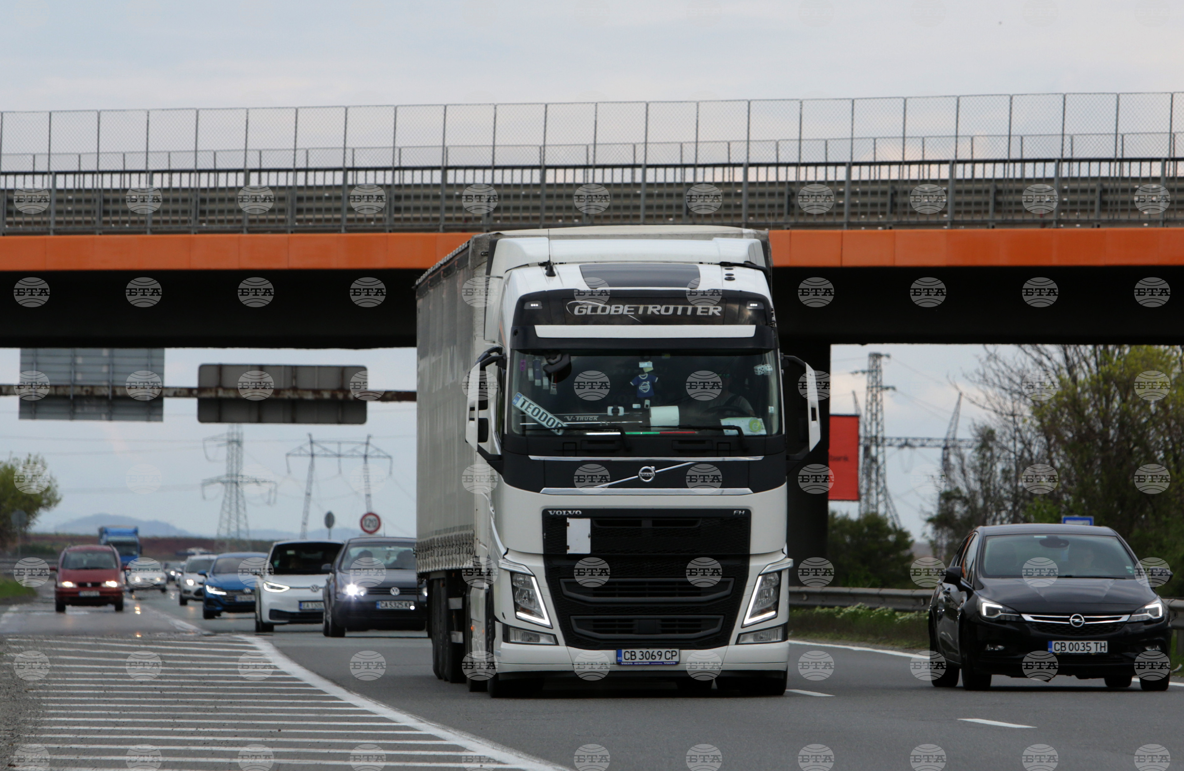 Iz romunskega tovornjaka pri Mezdri ukradli avtomobilske sedeže