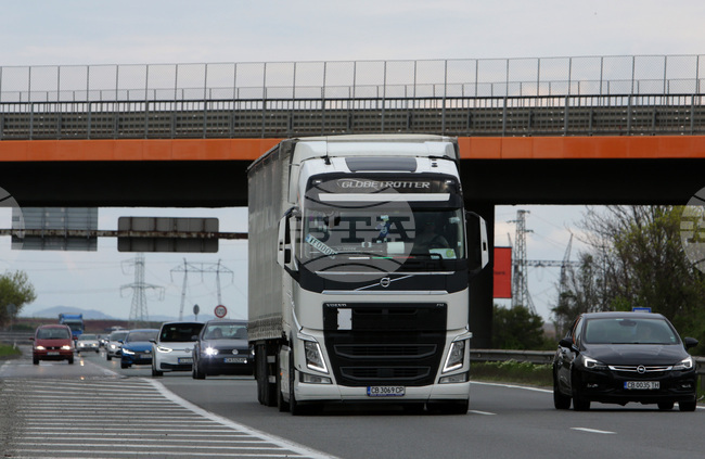 Седалки за леки автомобили са откраднати от румънски тир, съобщиха от полицията във Враца 
