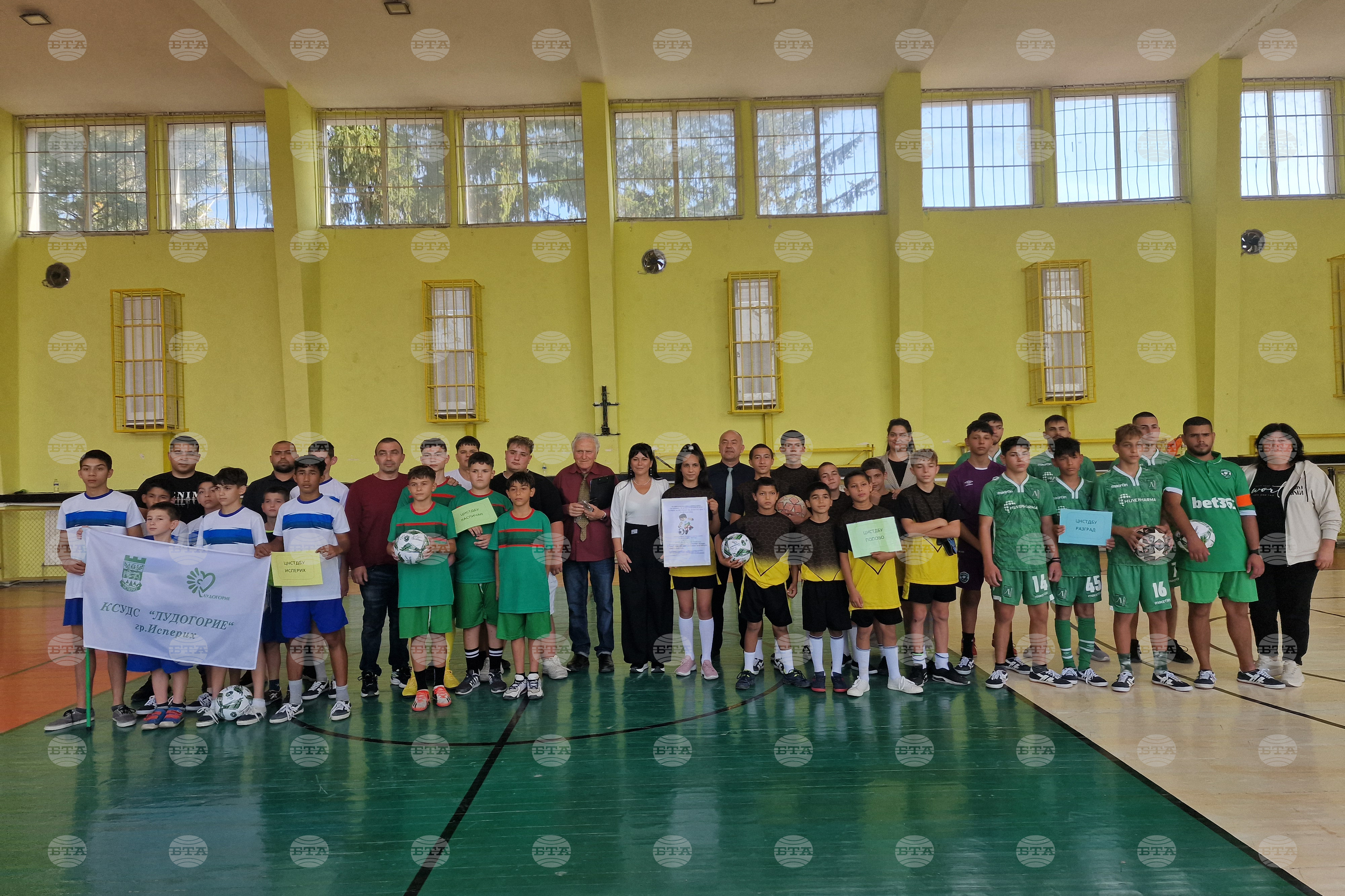 Деца от четири социални центъра играят футбол в Разград в името на приятелството и спорта