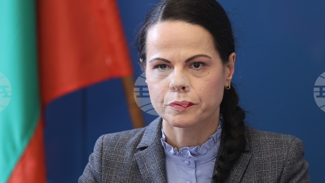Да бъдеш лекар е мисия, съчетаваща силата на науката със съпричастността, казва министър Катя Ивкова в поздравлението си към медиците