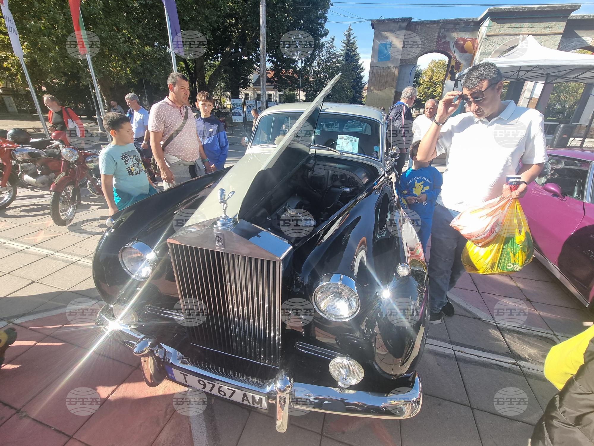 Над 160 ретро автомобила и мотоциклета от различни градове на България и от Сърбия участват в изложение на площад „Велбъжд“ в Кюстендил
