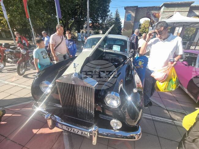 Над 160 ретро автомобила и мотоциклета от различни градове на България и от Сърбия участват в изложение на площад „Велбъжд“ в Кюстендил