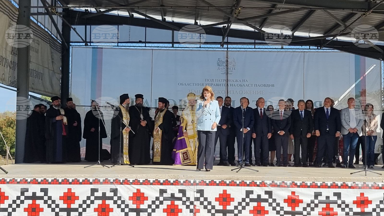 Президентът Илияна Йотова откри първото областно земеделско изложение „Даровете на Тракия“ край Асеновград
