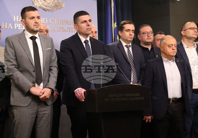 „Прогресивна България“ сложи „чадър“ върху Йотова и не допусна изслушването за помилването на Огнян Атанасов, казаха от „Демократична България“