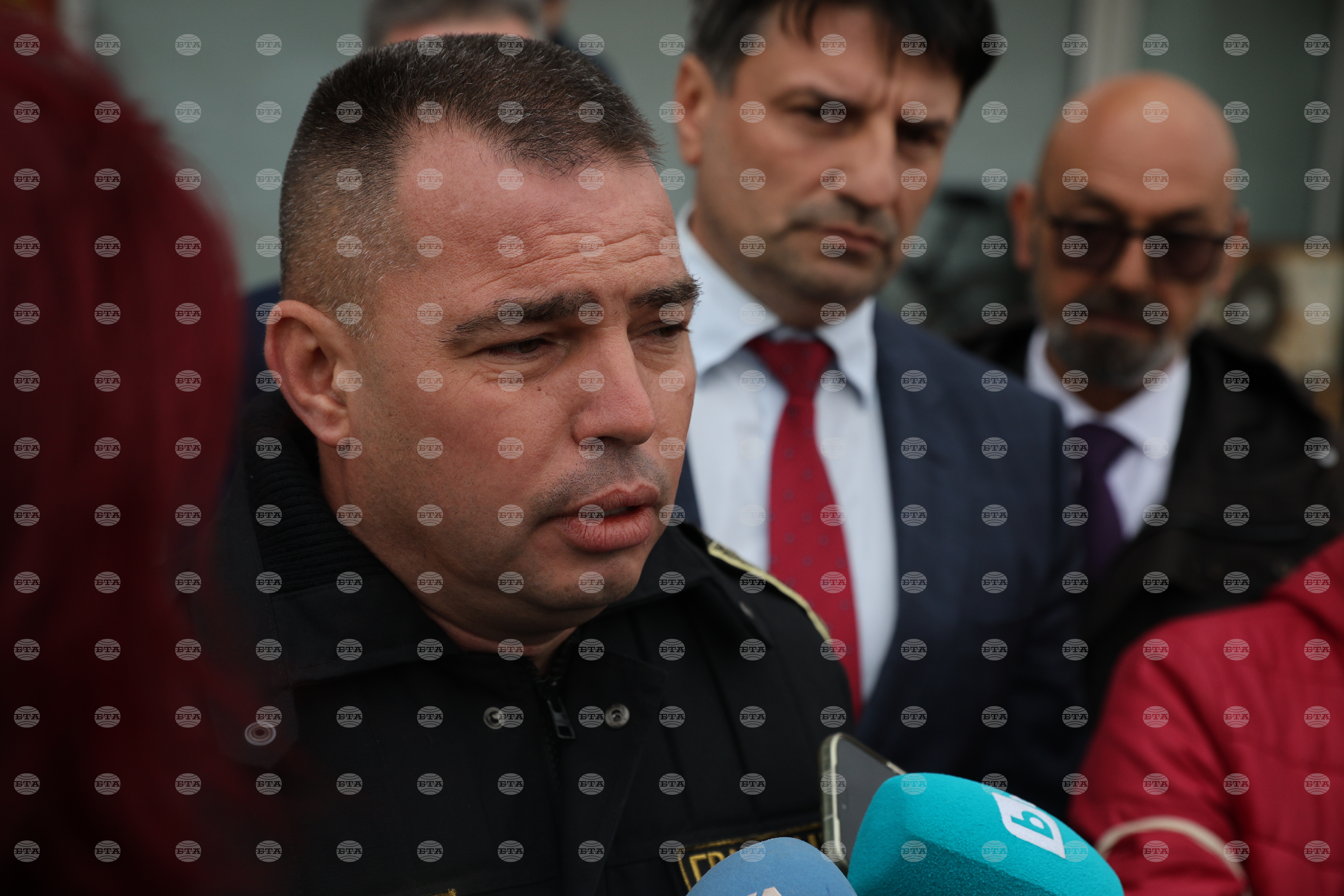 Катерът на „Гранична полиция“ е тръгнал веднага към кораба „Челси 3“, за около 2 часа екипажът е докаран на брега, каза гл. комисар Антон Златанов