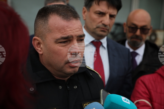 Катерът на „Гранична полиция“ е тръгнал веднага към кораба „Челси 3“, за около 2 часа екипажът е докаран на брега, каза гл. комисар Антон Златанов