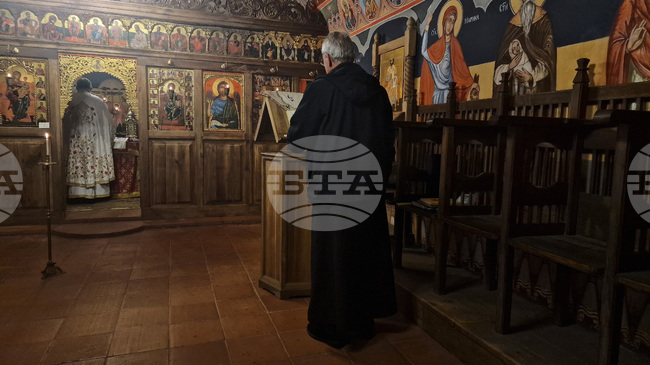 Храм “Света Петка” в самоковското село Белчин отбеляза храмовия си празник с литургия и курбан за здраве