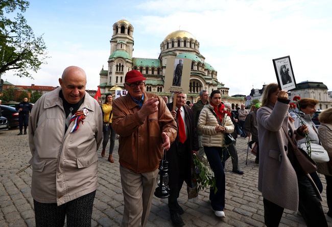 Столична община не позволи шествието „Безсмъртен полк“ да се състои; участници обаче заявиха, че ще се движат само по тротоарите