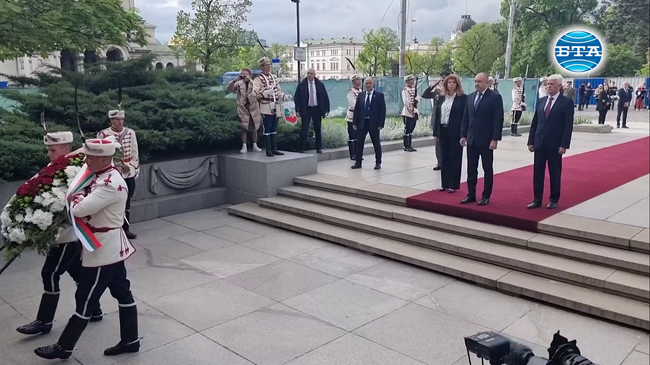 В Деня на Европа президентът Румен Радев и вицепрезидентът Илияна Йотова поднесоха цветя пред Паметника на Незнайния воин