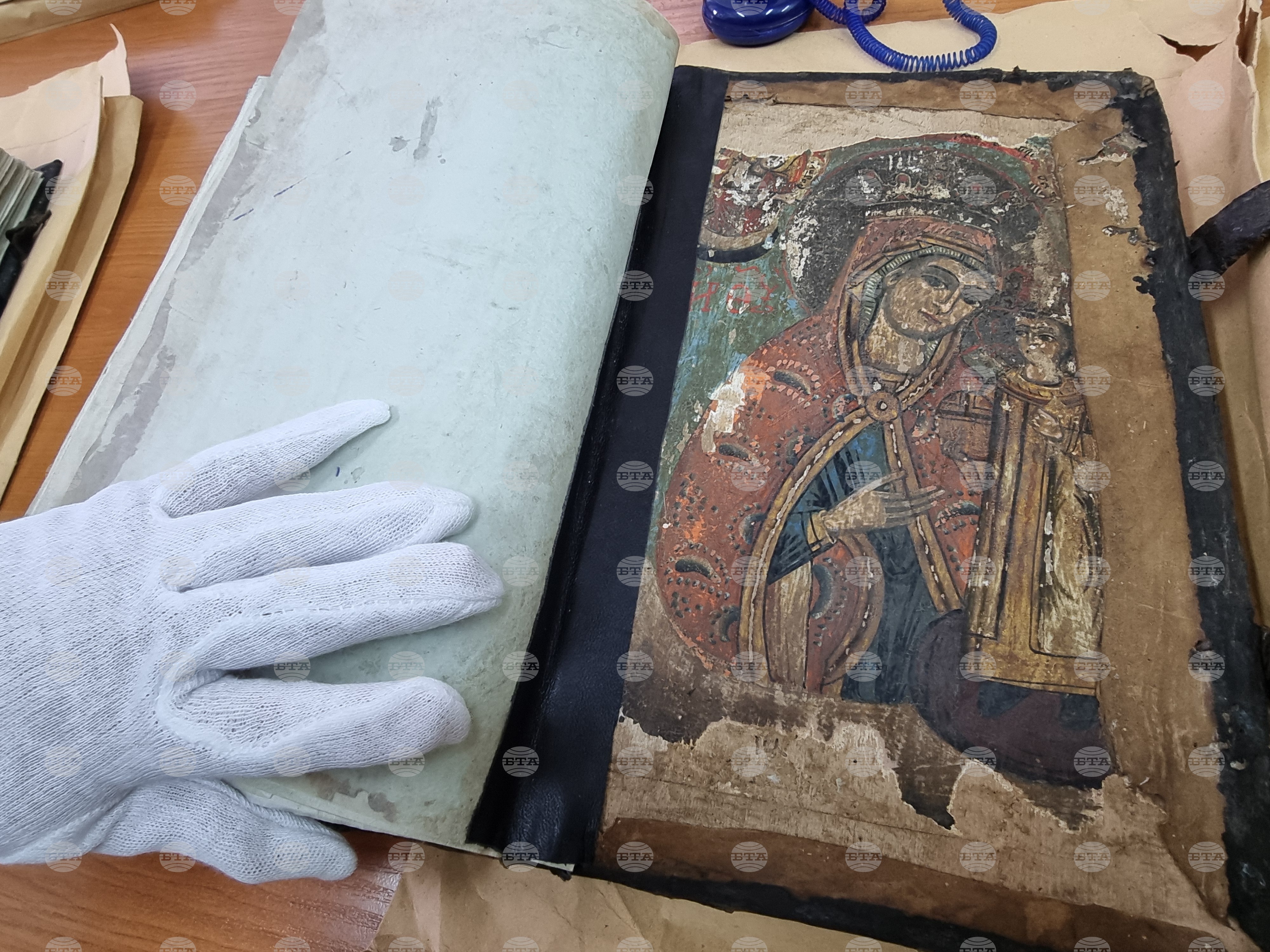 Икони от XVIII- XIX век, открити в кориците на старопечатна книга, показаха в Държавния архив в Перник