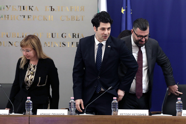 Да използваме забавянето на приемането на еврото, за да обясним на хората и бизнеса ползите от него, призова Атанас Пеканов