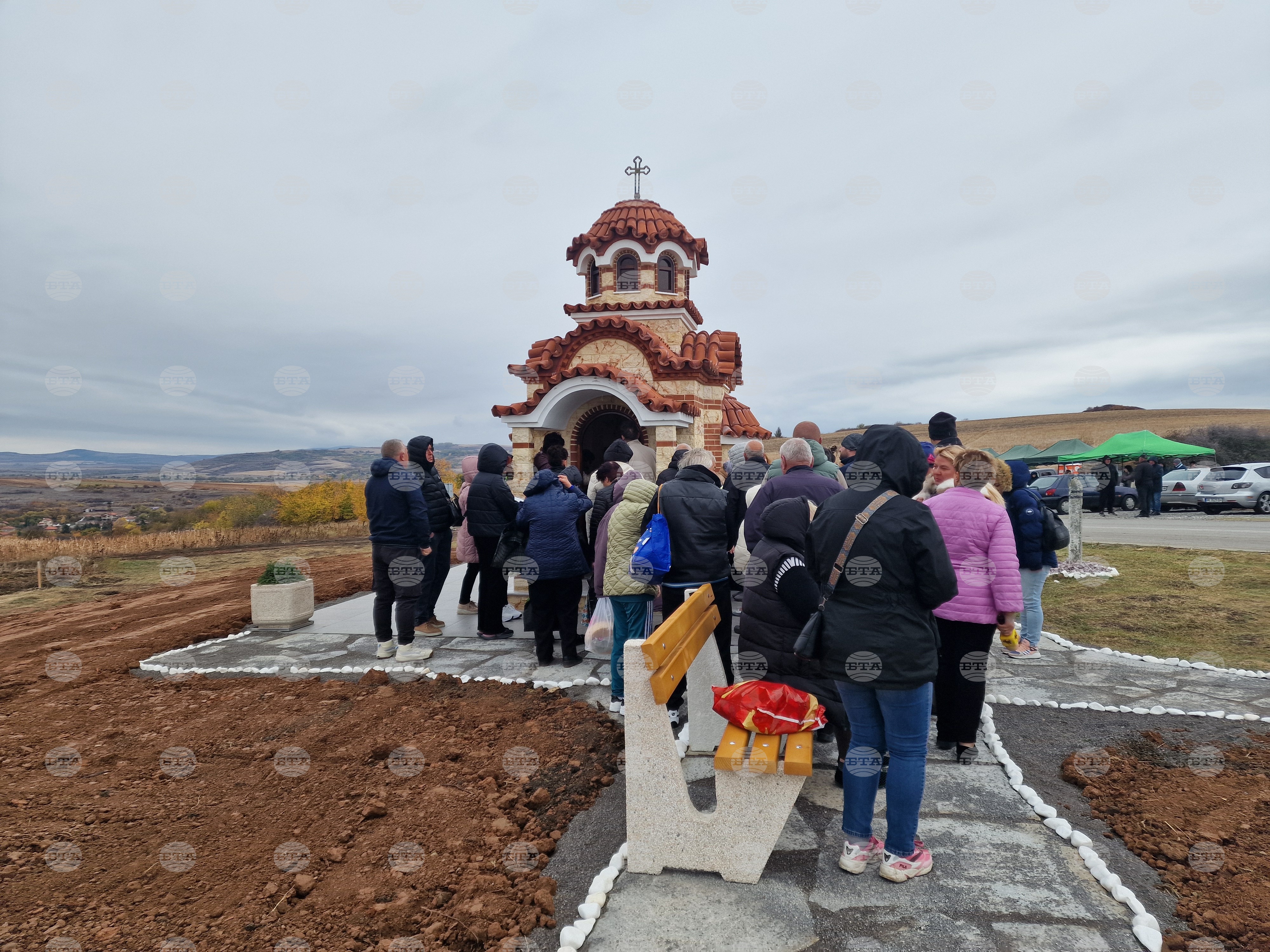 Нов параклис „Св. Петка“ беше осветен в местността Манастирището между пернишките села Черна гора и Лесковец