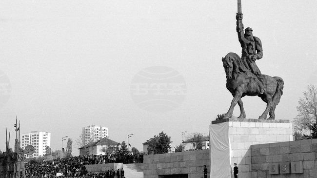 По повод годишнината от създаването на българската държава, преди 45 години в Добрич и Исперих са открити паметници на хан Аспарух