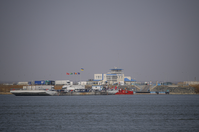 Трима души загинаха при експлозия по време на драгиране в ръкав на Дунав в Южна Украйна