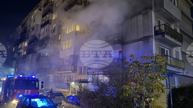 Апартамент се запали в столичния квартал "Гео Милев", на място са два пожарни автомобила и линейка