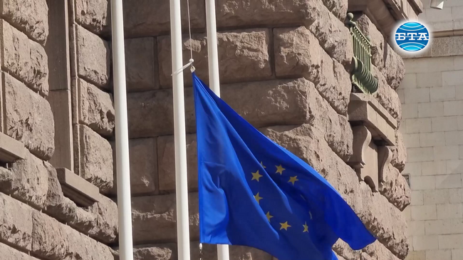 Церемония по издигането на знамето на ЕС по повод Деня на Европа се състоя пред президентската институция